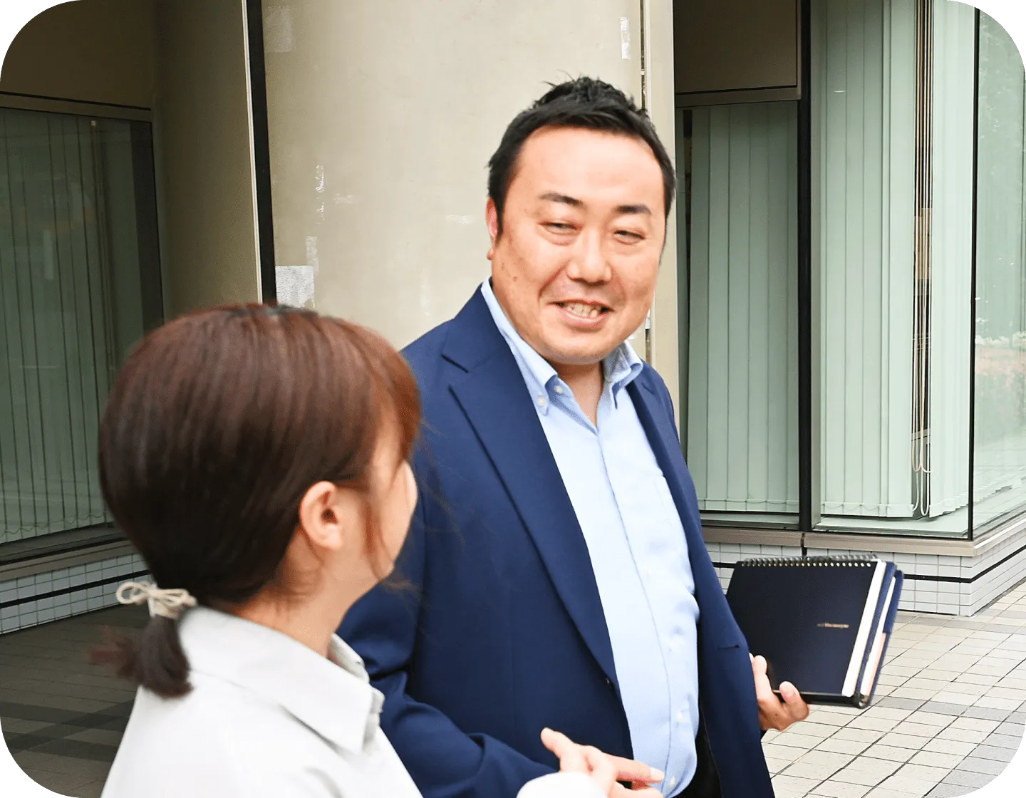 男性が就職者と話している様子