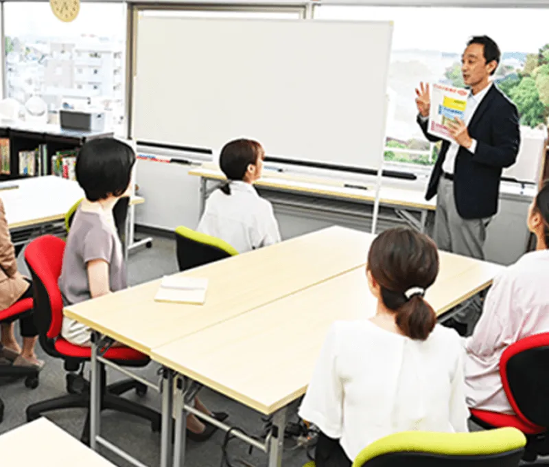 男性職員が説明している様子